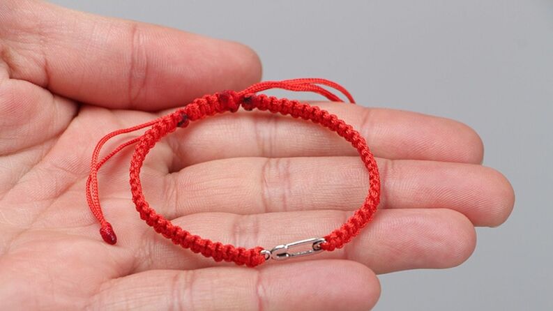 Red thread amulet that attracts good luck