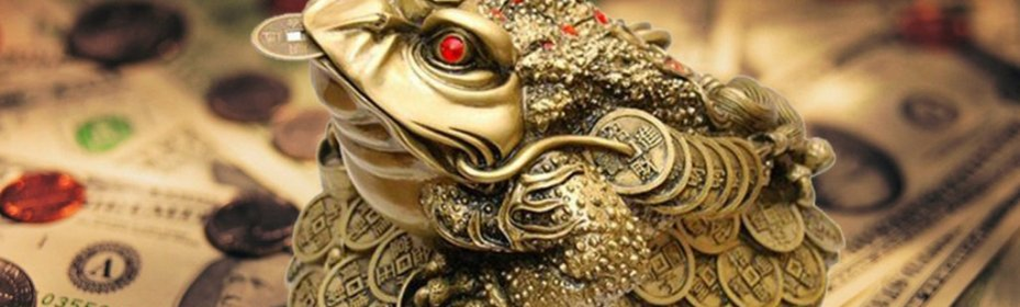 A toad with a coin in the mouth - a swinging to attract money
